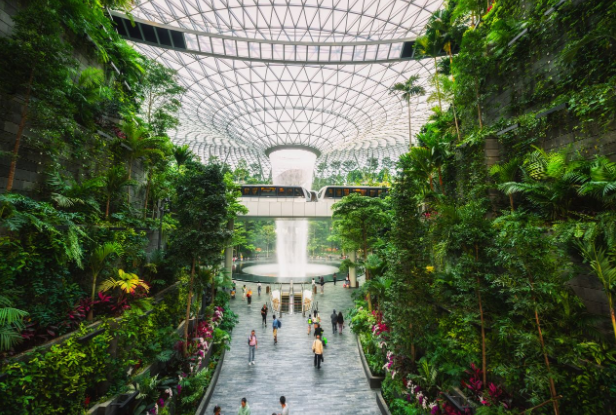 Singapore Changi Airport, первое место. Фото: Sakarin/Adobe Stock