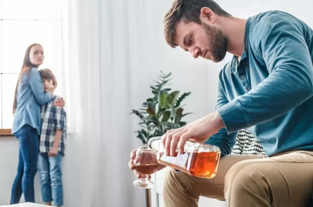 Семьи с алкогольной зависимостью. Муж пьет. Алкоголизм в семье. Муж алкоголик. Проблемы отцов и сыновей