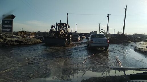 Весеннее наводнение. Затопило дорогу. Проезжаю через водное препятствие))