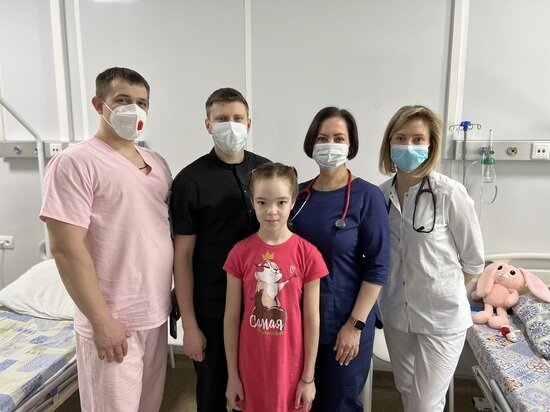     Амелия и спасшие ее врачи. Фото предоставлено департаментом здравоохранения ЯНАО