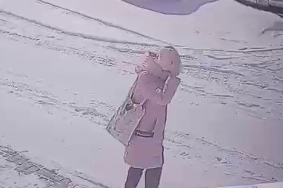     Падение сосульки на 14-летнюю девочку в Новосибирске попало на видео с камеры наблюдения.