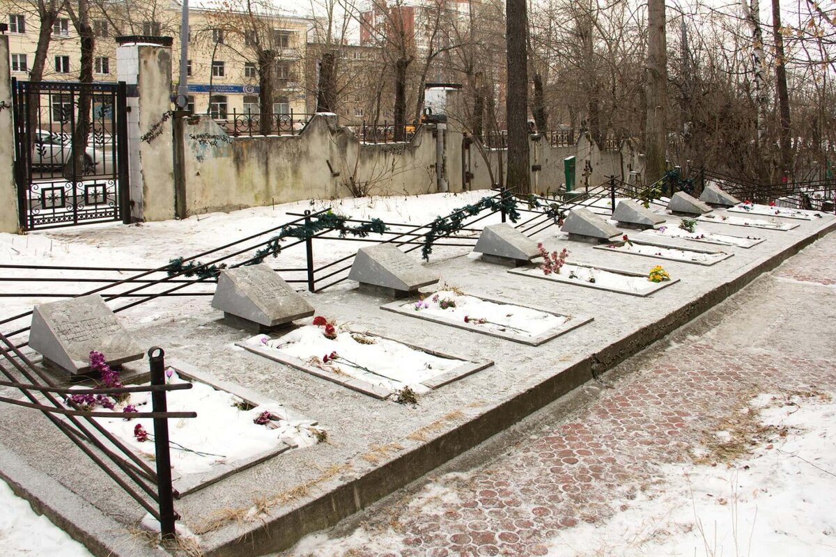 Кладбища екатеринбурга найти захоронения. Михайловское кладбище ЕКБ мемориал Дятлова. Михайловское кладбище дятловцы. Могила дятловцев в Екатеринбурге. Перевал Дятлова мемориал.