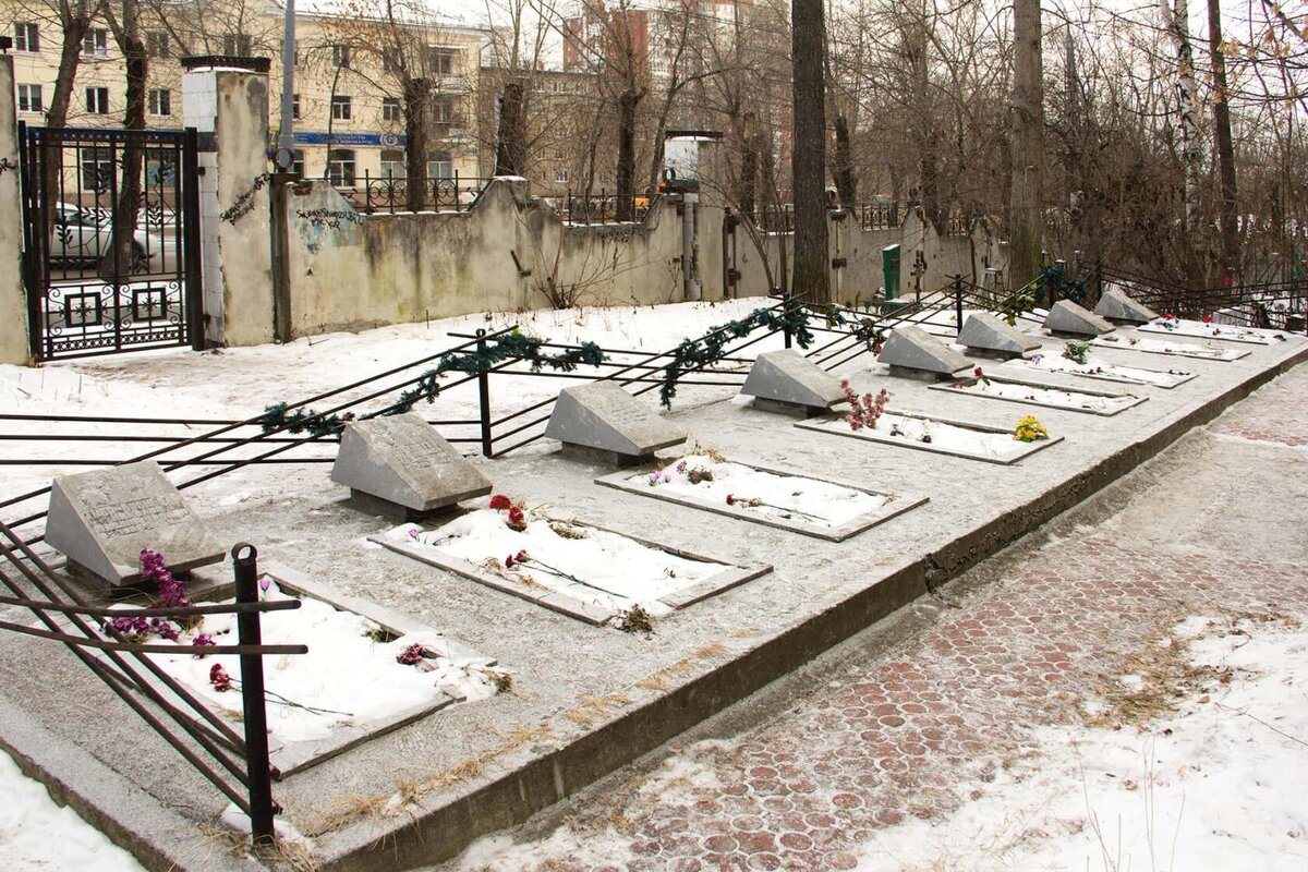 Где похоронили стали. Михайловское кладбище ЕКБ мемориал Дятлова. Михайловское кладбище дятловцы. Могила дятловцев в Екатеринбурге. Перевал Дятлова мемориал.