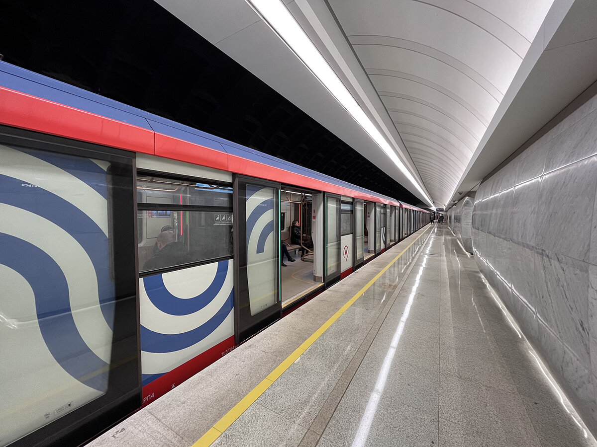 В марте в Москве открыли Большую кольцевую линию метро. Столичные власти уверяют, что она стала самой протяжённой кольцевой линией метрополитена в мире.-1-2
