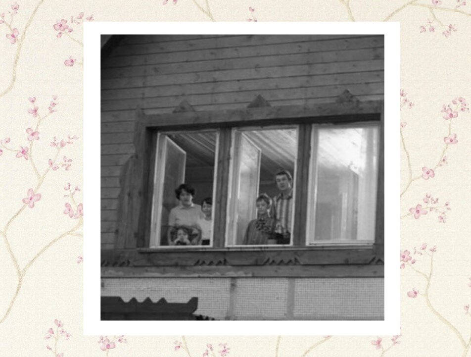 Семья Водолазовых выглядывают из окна своего нового дома, 1983 год, фотограф Александр Гращенков