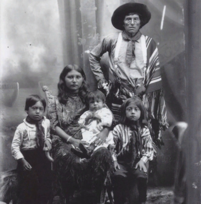 На этом групповом портрете изображены Старик Комах, или Часуви, его жена Скидия  и их дети Генри, Чарли и Уилсон. Часуви был мексиканским пленником команчей, принятым в племя. Возможно, Леман был знаком с ним. На пике своего могущества команчи захватили в Мексике тысячи пленных. По словам Лемана, среди разных групп апачей и команчей он видел сотни пленных, как мексиканцев, так и американцев.