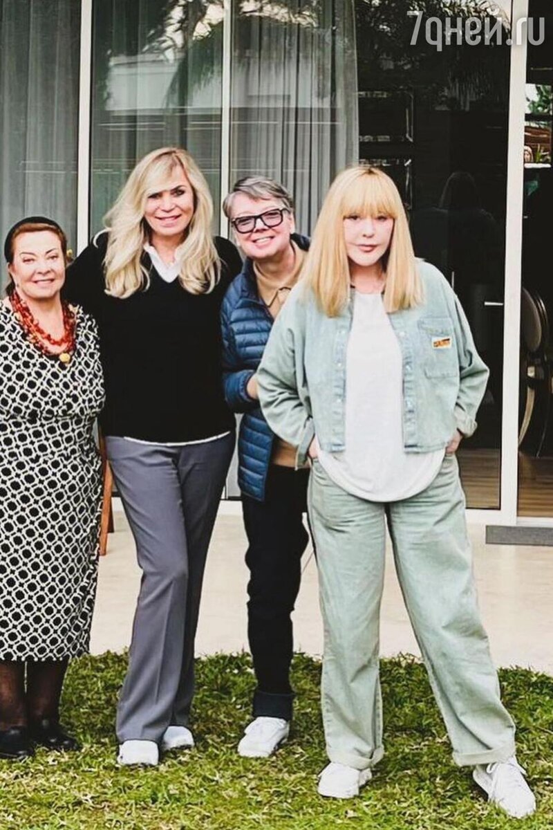    Алла Пугачева с Валентином Юдашкиным и его женой Социальные сети