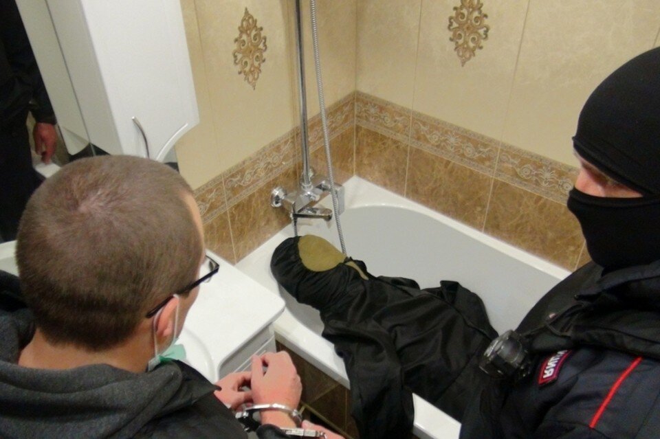     Кадр со следственного эксперимента подтверждает, что после убийства Александр Логунов сначала поместил тело супруги в ванную. Фото: СК России.