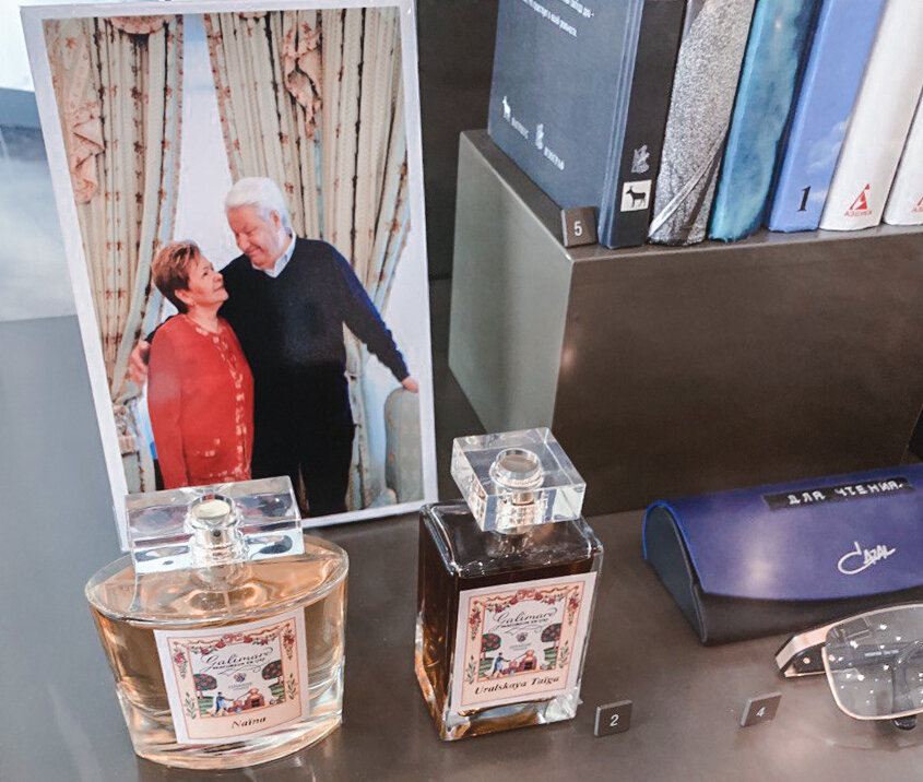 📍 Во время поездки во Францию в 2002 г. Ельцины побывали на знаменитой парфюмерной фабрике «Galimard» в Грассе. В лаборатории фабрики Наина Иосифовна и Борис Николаевич создали свои парфюмерные композиции – «Наина» и «Уральская тайга». Флаконы с духами сохранились в семье.