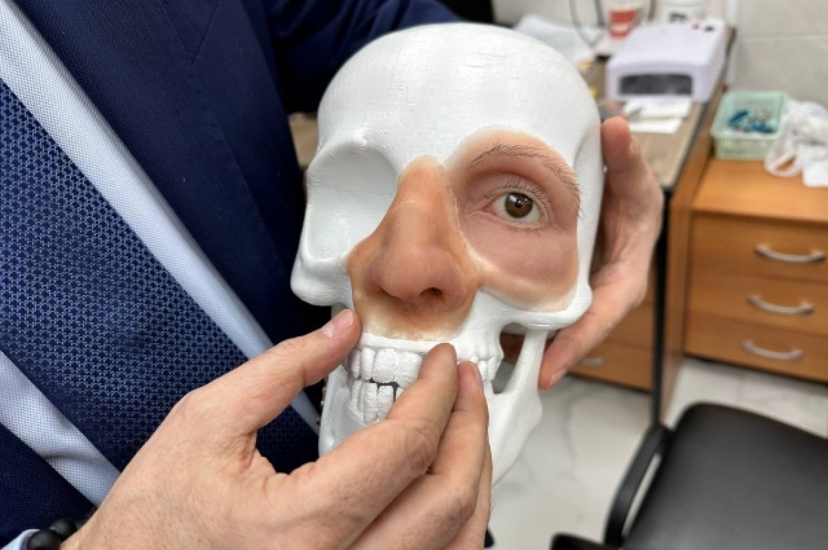    Красноярские врачи помогают пострадавшим военным вылечить ранения и травмы лица.