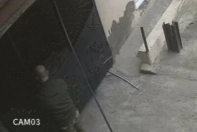    Сотрудник военкомата ломает дверь, разыскивая уклонистов в Одессе ©Telegram-канал «Операция Z: Военкоры Русской Весны»