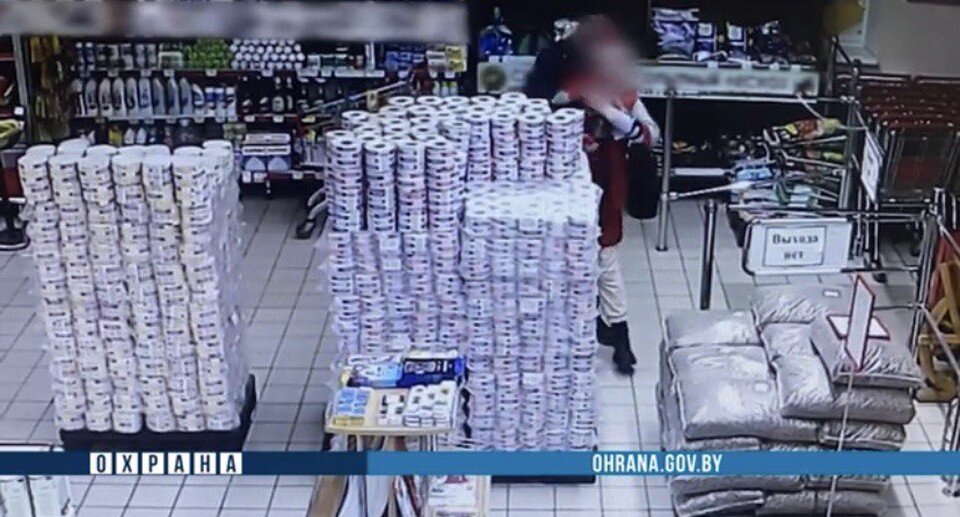     Пьяный житель Сморгони зашел в магазин и начал душить продавца. Фото: скриншот с видео Департамента охраны