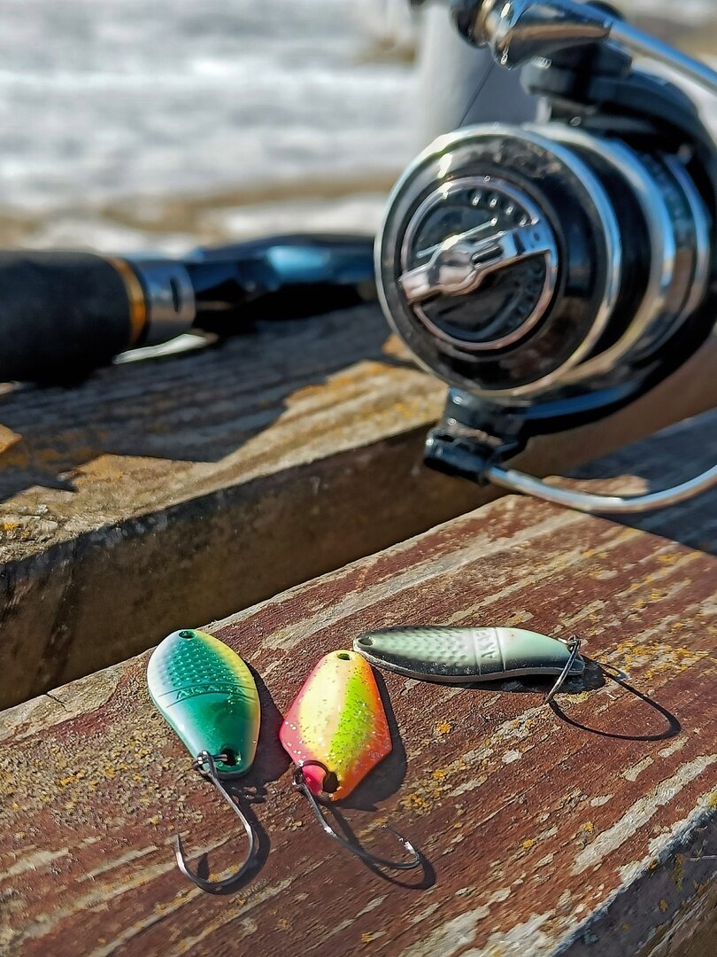 Спиннинги для прудовой форели. Лаки джон спиннинг ультралайт. Спиннинговая оснастка на форель. Спиннинг коротыш для форели. Спиннинговое удилище.