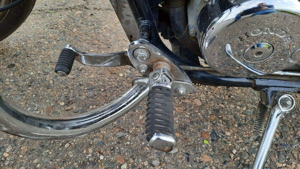      Педаль скоростей (слева). Вниз давим - первая передача, вверх - все остальные.