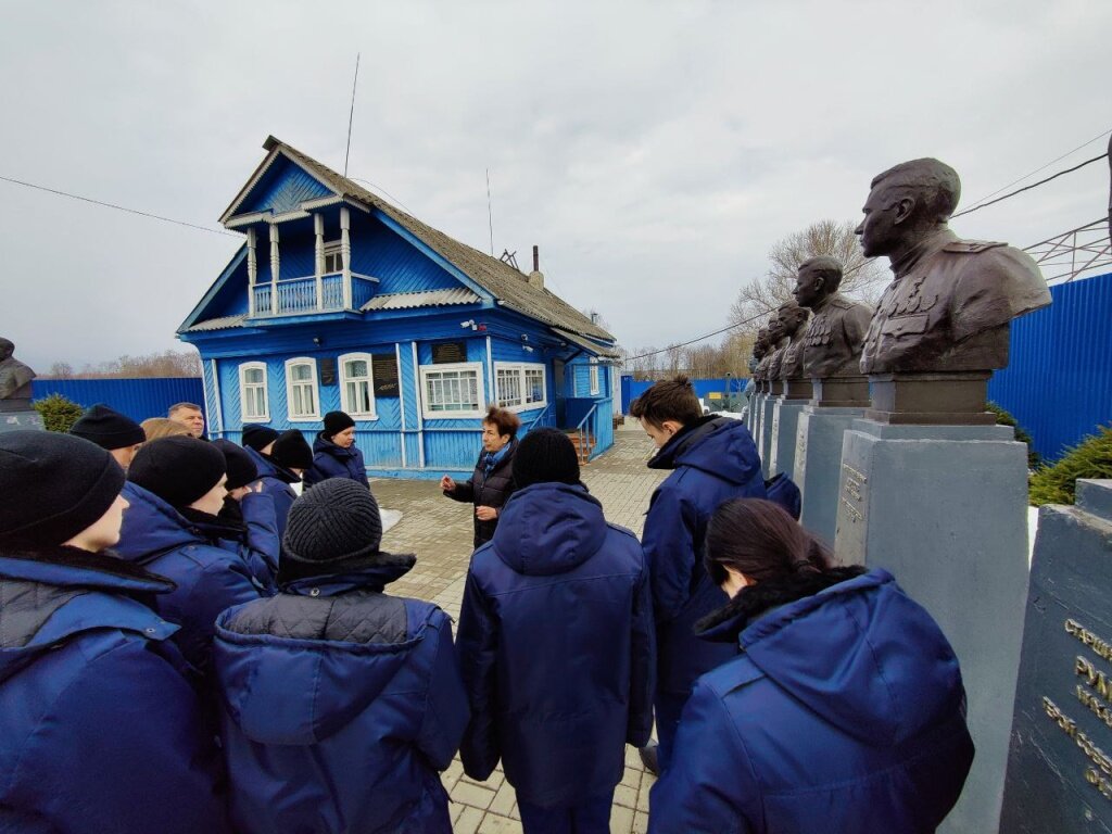 В Ржев к мемориалу Советскому солдату съездил тверской кадетский класс ФСБ с наставниками