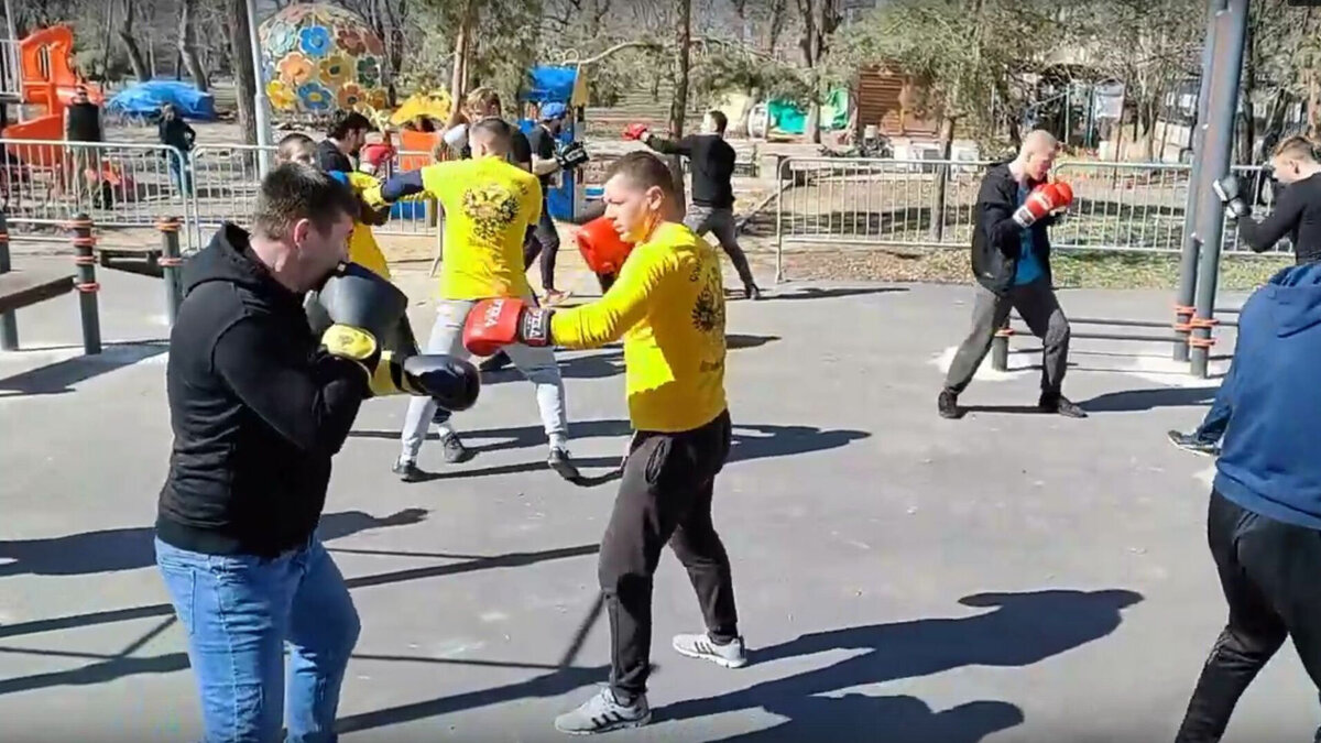     Комсомольский сад Волгограда продолжает реализацию проекта «Мужские игры с видом на парк». Каждое воскресенье волгоградцев приглашают принять участие в занятиях по общефизической подготовке и спортивных играх.