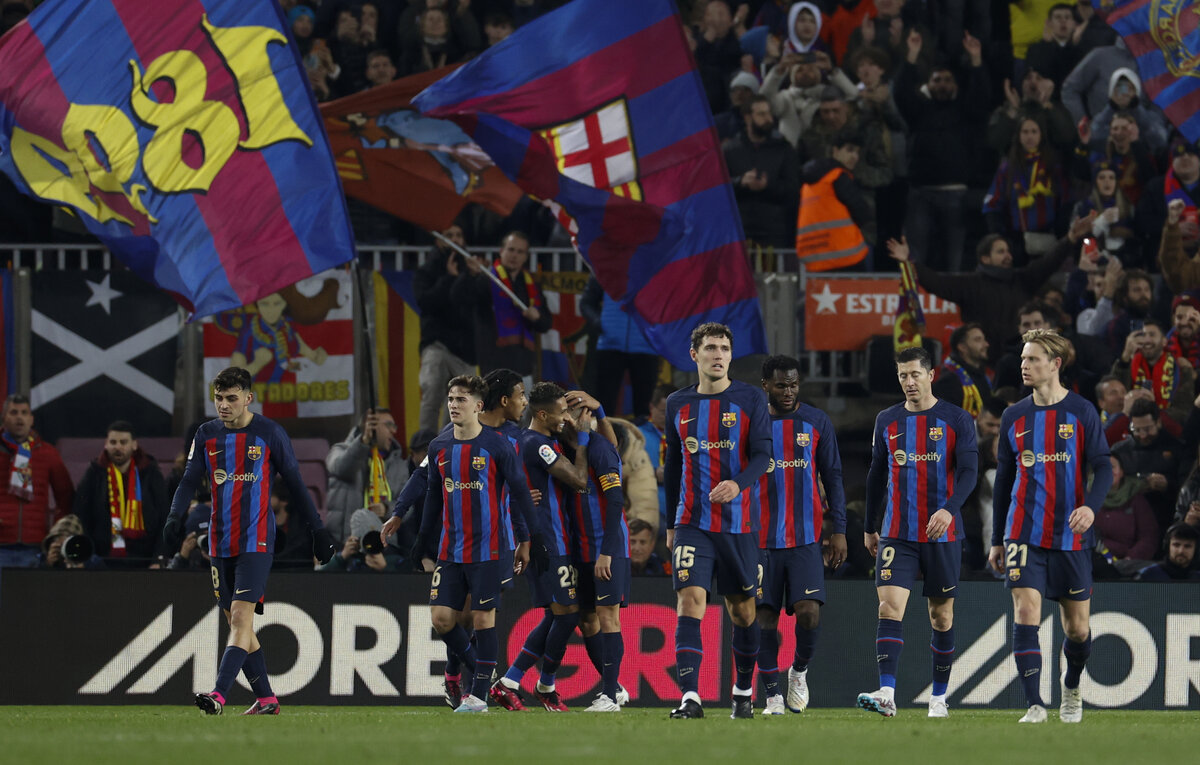    Игроки "Барселоны"  EPA-EFE/Alejandro Garcia