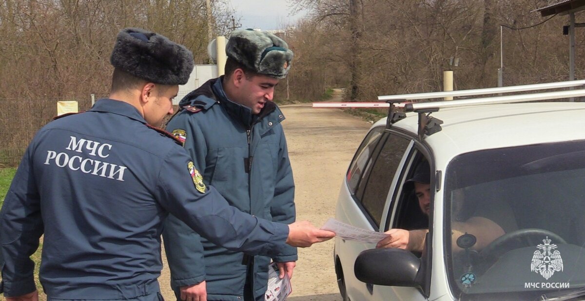  В целях соблюдения населением требований пожарной безопасности сотрудниками управления надзорной деятельности и профилактической работы проводятся профилактические рейды на территориях частного сектора городов и районов Краснодарского края. Очередное мероприятие инспекторы провели 23 марта в СНТ «Излучина Кубань». 
 - С целью снижения количества пожаров на территории города Краснодара на постоянной основе проводятся профилактические мероприятия. Так сегодня на территории СНТ «Излучина Кубани» сотрудниками Главного управления проводятся профилактические рейды в ходе которого жителям СНТ были вручены листовки о соблюдении требований пожарной безопасности, - отметил инспектор отдела надзорной деятельности и профилактической работы Карасунского округа Краснодара Управления надзорной деятельности и профилактической работы Главного управления Александр Авдышев.

 В ходе мероприятия специалисты МЧС России обращают особое внимание граждан на состояние электропроводки и безопасной эксплуатации газового оборудования, так как малейшая утечка газа или повреждённые провода могут привести к пожару. В жилых домам, где пользуются печным отоплением, дают рекомендации по использованию печей и проверяют их состояние. Напоминают, что нельзя оставлять горючие и легковоспламеняющиеся вещества и предметы на предтопочных листах и вблизи печей. С родителями проводят беседы и рекомендуют обучать детей пожаробезопасному поведению. Инспекторским составом вручаются автономные пожарные извещатели и памятки подробно рассказывающие о правилах пожарной безопасности в быту и рекомендации при разведении открытого огня для приготовления пищи.

 Всего с начала 2023 года в Краснодарском крае сотрудниками Государственного пожарного надзора Главного управления проведено более 550 выездных мероприятий, в ходе которых по фактам горения сухой травянистой растительности, мусора, а также за невыполнение мер пожарной безопасности возбуждено 101 дело об административных правонарушениях за нарушения требований пожарной безопасности.

  Главное управление МЧС России по Краснодарскому краю настоятельно рекомендует жителям и гостям края неукоснительно соблюдать меры пожарной безопасности при посещении лесных массивов:

- не бросайте горящие спички и окурки, не курите и не пользуйтесь открытым огнем вблизи сухой травы , камыша, на лесосеках, не очищенных от порубочных остатков - это может привести к возникновению пожара;

- разводить костер разрешается только на открытых, специально оборудованных местах, окружив его минерализованной полосой не менее 0,5 м. По истечении необходимости костер должен быть залит водой или засыпан землей;

- заметив начинающийся пожар в лесу, незамедлительно сообщите об этом по телефону «101» или «01» в пожарную охрану, либо в лесничество или администрацию сельского поселения;

- если Вы оказались вблизи очага пожара в лесу и у Вас нет возможности локализовать пожар – выходите из опасной зоны перпендикулярно к направлению движения огня.

  Меры пожарной безопасности в быту:

- не перегружайте электросети одновременным включением большого количество электроприборов;

- не оставляйте без присмотра включенные газовые приборы;

- курить следует только в специально отведенных для этого целей местах;

- не бросайте окурки из окон многоквартирных домов, а также балконов;

- не оставляйте малолетних детей одних без присмотра.

  В случае чрезвычайных ситуаций необходимо звонить (звонок бесплатный):

- «01» - единый номер пожарных и спасателей с городского;

- «101» - единый номер пожарных и спасателей с мобильных устройств;

- 8(861)268-64-40 - телефон доверия Главного управления МЧС России по Краснодарскому краю.
