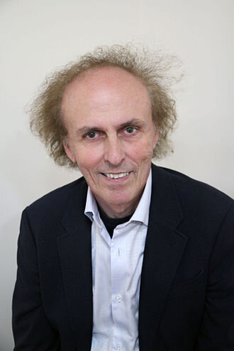 Джон Аллен Паулос -американский математик, автор книги "Математическая безграмотность и ее последствия"