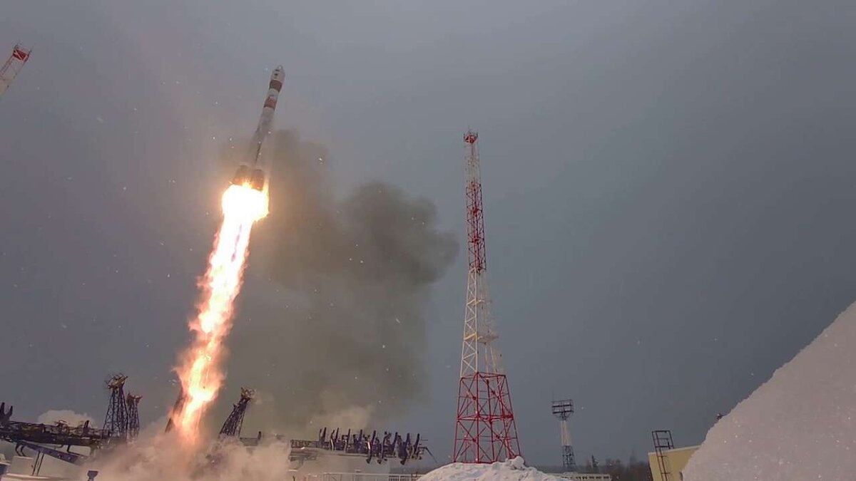    Воздушно-космические силы России успешно вывели на орбиту военный спутник