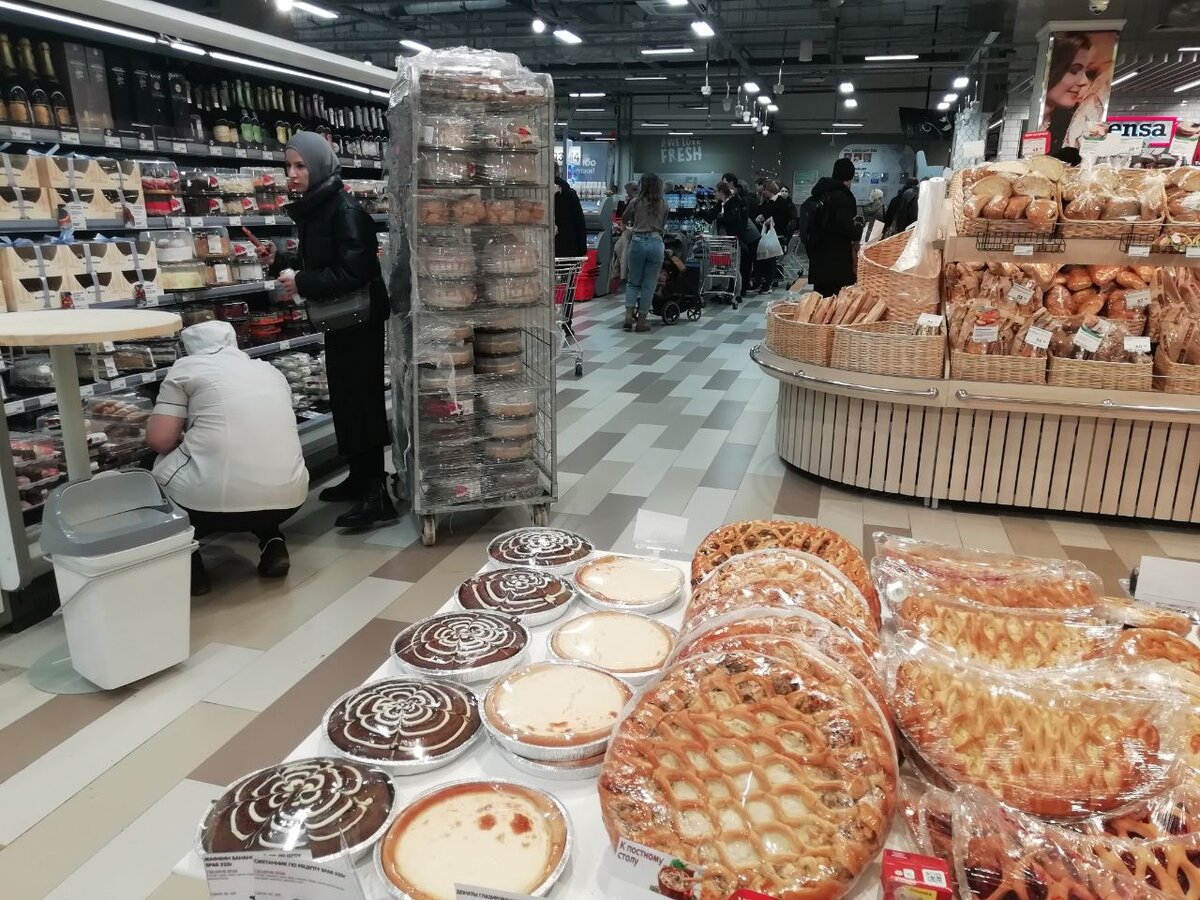 Спар красный кит. Spar Мытищи. Евроспар Мытищи красный кит. Торговый центр евроспар. Красный кит Спар.