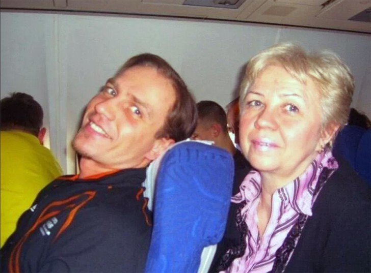 Роман Костомаров с мамой.