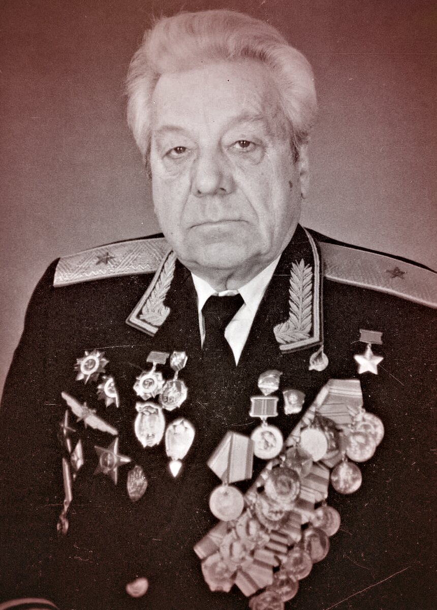 Анатолий Васильевич Ляпидевский - советский лётчик, генерал-майор авиации, Герой Советского Союза