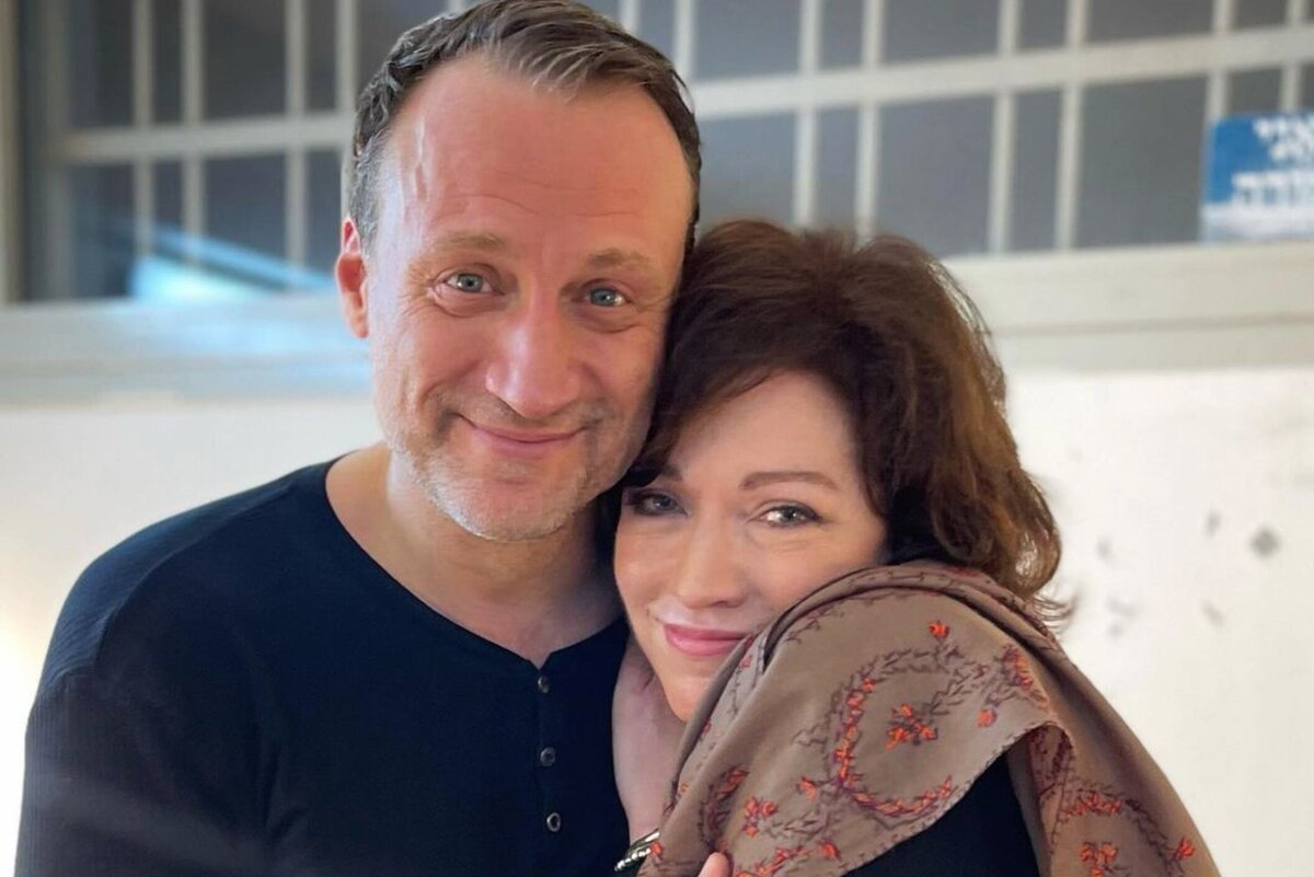     «Я разрыдалась. Так нельзя с людьми»: Алена Хмельницкая обняла Анатолия Белого после его спектакля в Израиле