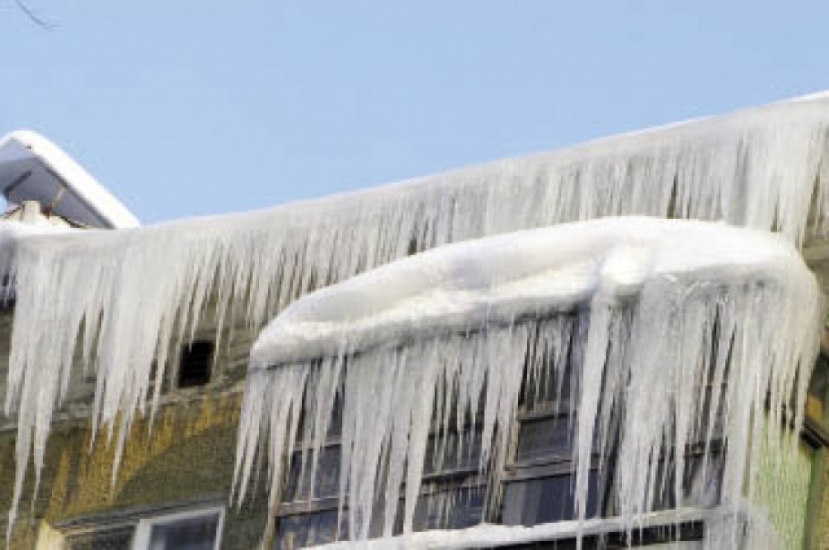    Появилось видео падения глыбы льда на женщину в Перми