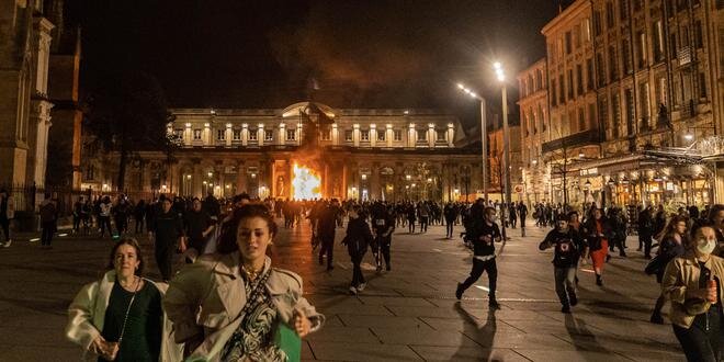 Площадь перед зданием мэрии Бордо