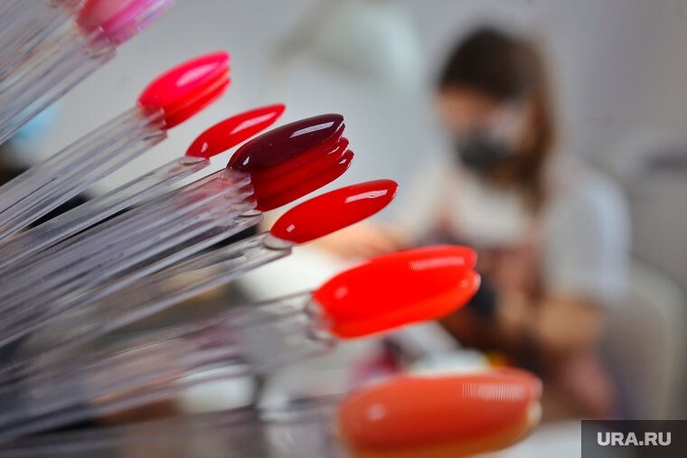    По прогнозам мастеров маникюра, популярность возрастет у неоновых оттенков