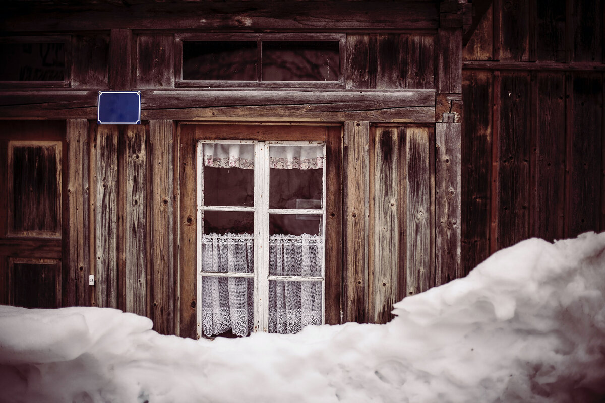Снег живет предложение. Дверь в природу. Дверь в природу картинки. Крыльцо дома деревянное дверь свет окно сугробы ворона сыр.