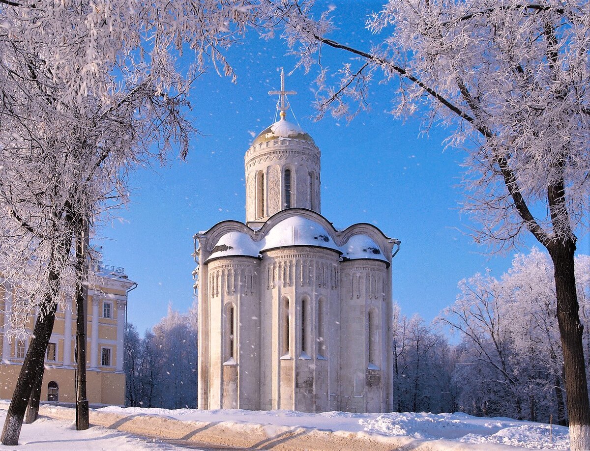 В каком городе церковь. Дмитриевский собор во Владимире. Дмиртиевс кий собор Владимир. Дмитриевский собор во Владимире зимой. Собор Дмитрия Солунского во Владимире.