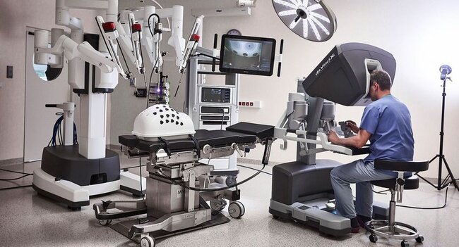 В последние годы робототехника стала широко применяться в медицине, что позволяет улучшить точность и эффективность многих процедур.-2