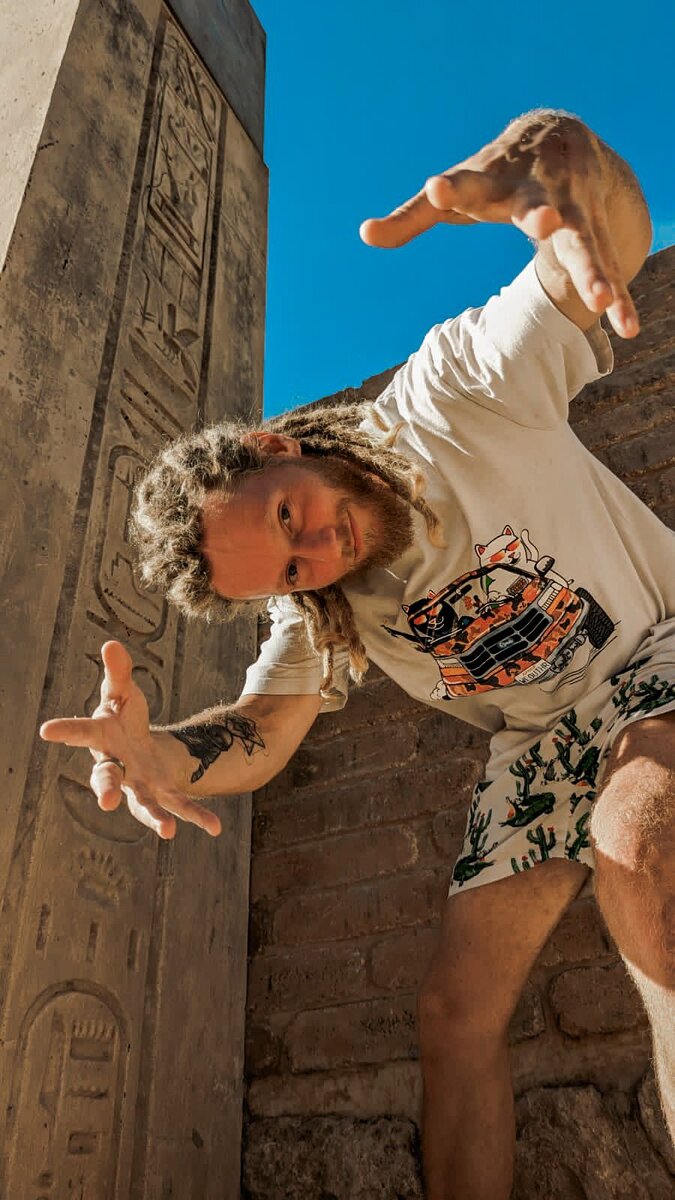 Глеб, сосед жены с 4 этажа)