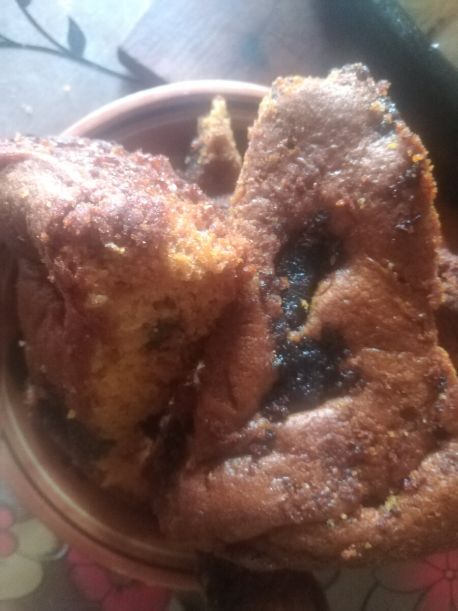 Пирог с маком, уже порезанный. 