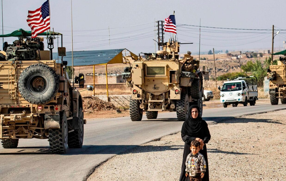 Американцы катались по Сирии довольно вольготно, очевидно пользуясь каналами урегулирования конфликтных ситуаций с российским командованием. Теперь каналы молчат, а в окрестностях незаконных американских баз в Сирии появились страшные "partizany". Фото АР