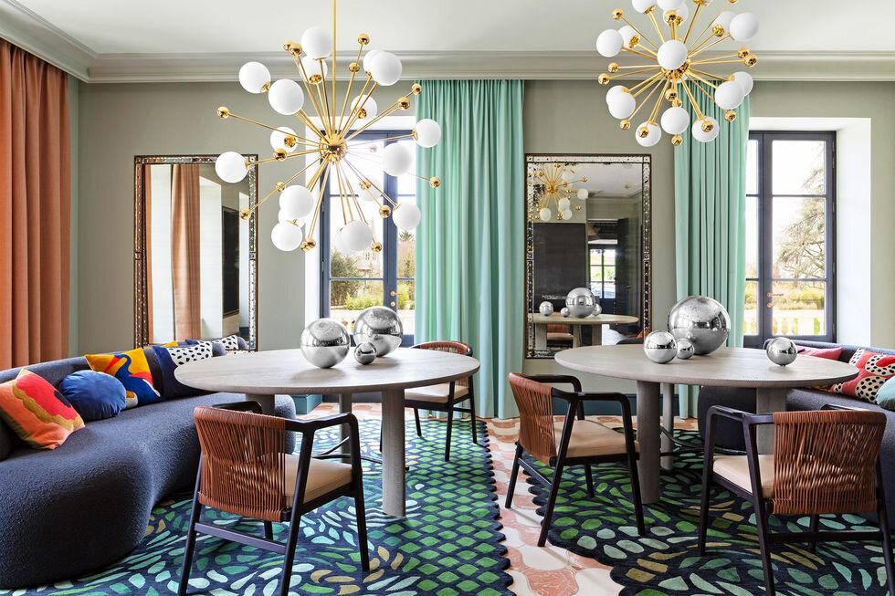 Шторы цвета тиффани в эффектной гостиной