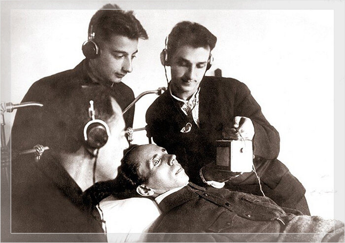  Николай Островский выступает по радио. Сочи, 1935 год.