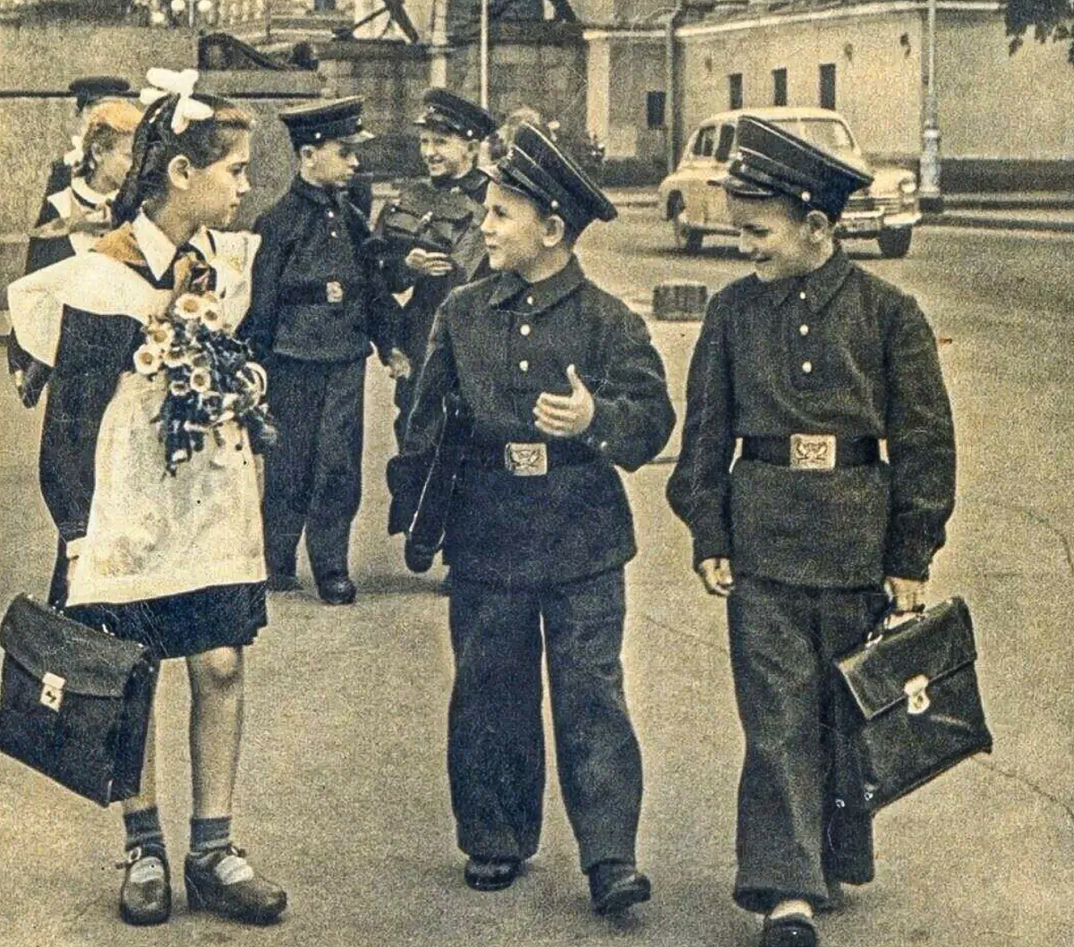Вид школьной формы за всю историю существования СССР претерпевал много изменений и вызывал нескончаемые споры.-3