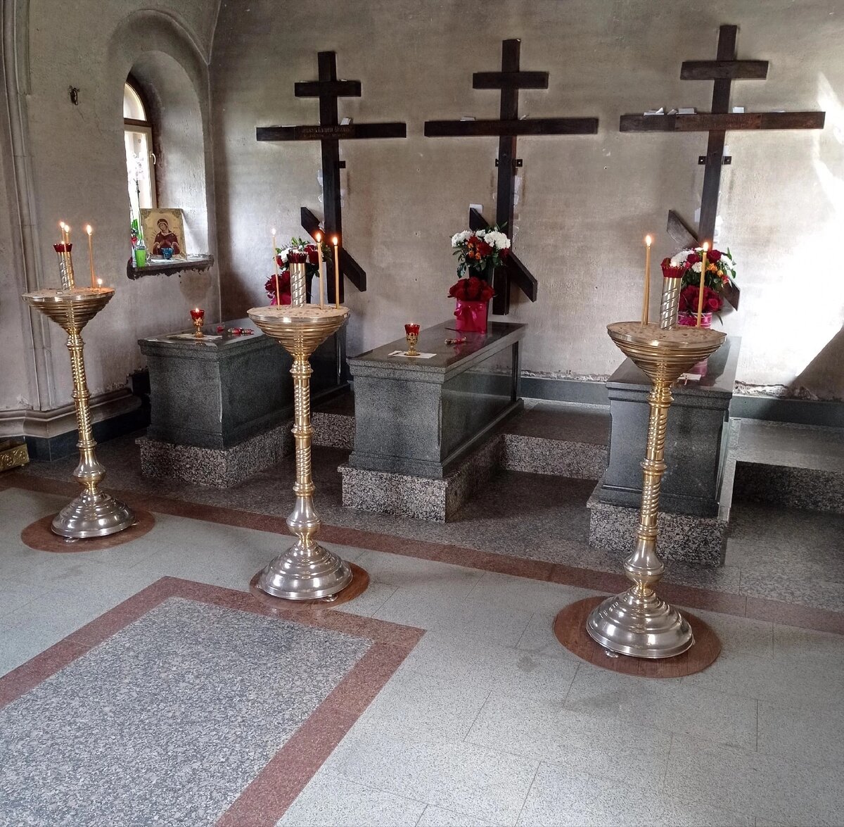  Могилы иеромонаха Василия (Рослякова), инока Ферапонта (Пушкарева) и Трофима (Татарникова). (Фото автора)