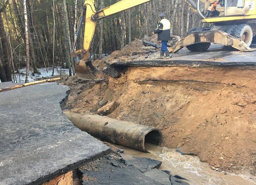    Богомаз пообещал возобновить движение по разрушенной автодороге у райцентра Клетня к 21.30 воскресенья, 26 марта avchernov