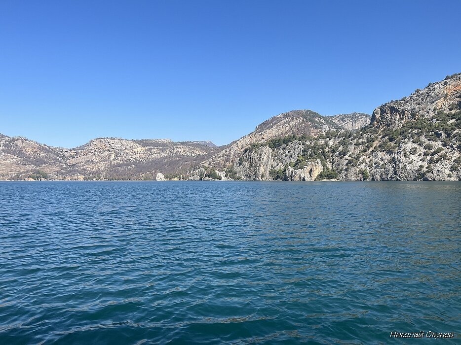 2-5. Первоначально по окружающим пейзажам береговой линии возникает ощущение, что катер отплыл в бухту или залив на море.