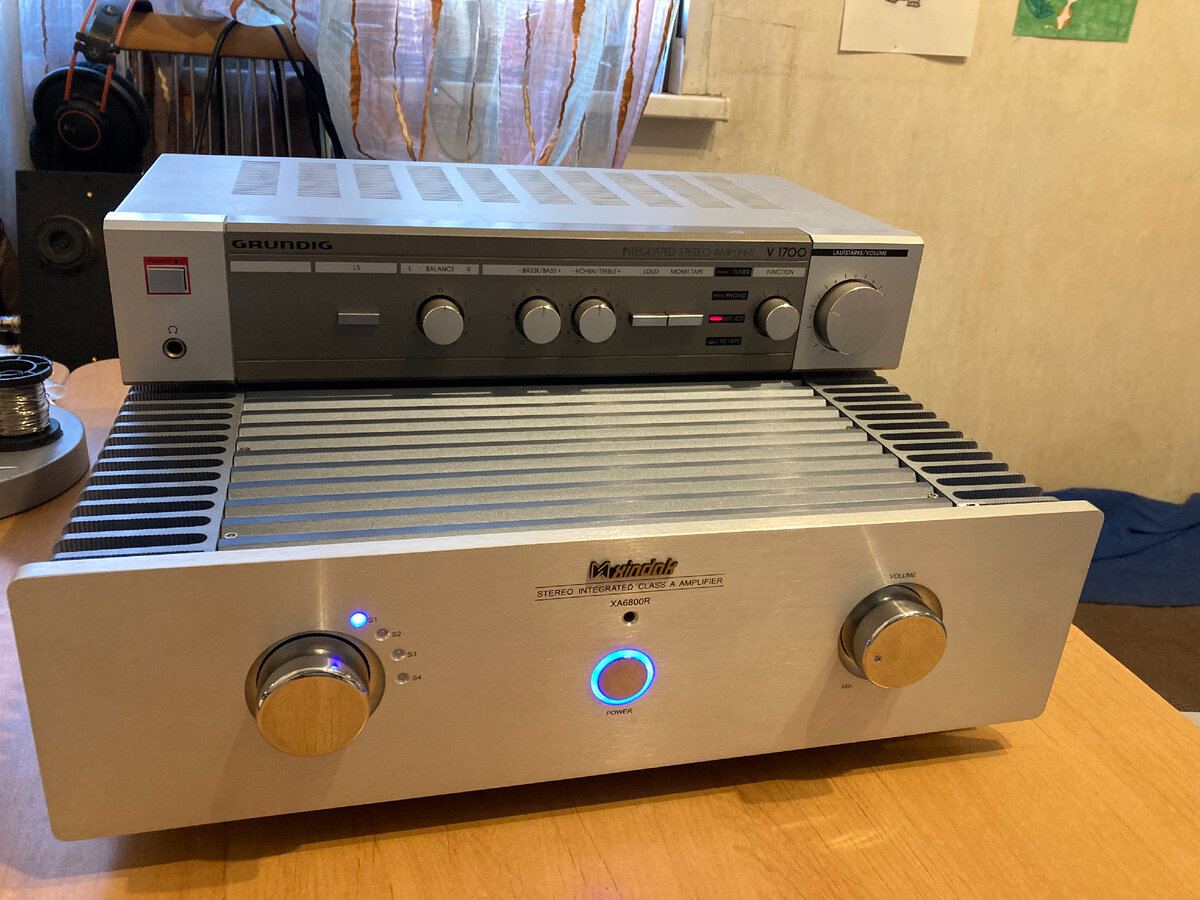  Xindak XA6800R снизу и Grundig V1700. сверху