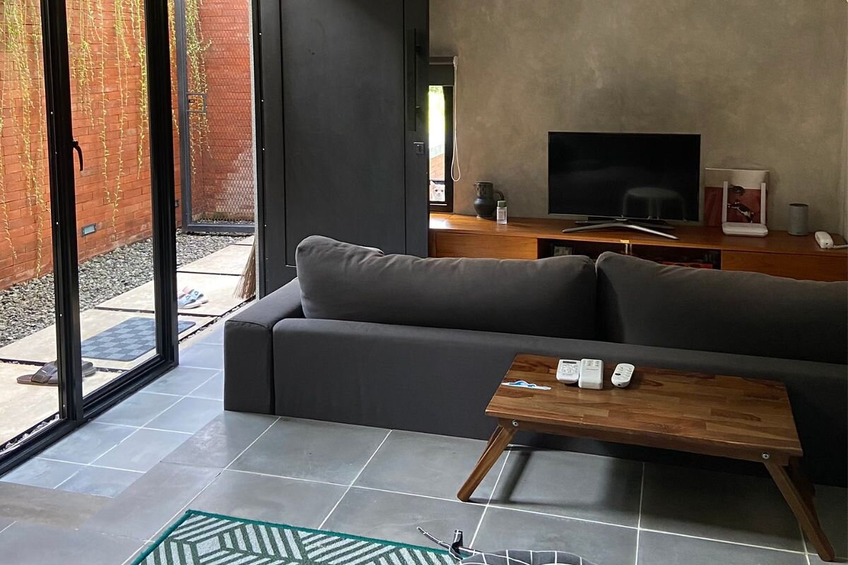 Где спрятался кот? Только 5%.: TwitterGdzie ukrył się kot? Tylko 5 proc. ludzi potrafi go odnaleźć
Wielbiciele zagadek i łamigłówek z pewnością będą ucieszeni kolejną do rozwiązania. Gdzie ukrył się kot? Użytkowniczka Twittera podzieliła się na swoim profilu zdjęciem mieszkania, na którym znajduje się ukryte zwierzę. Przypatrzcie się naprawdę dobrze. 95 proc. osób nie potrafi go odnaleźć.82489