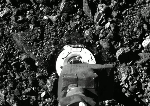 На этом изображении видна попытка OSIRIS-REx собрать образцы на астероиде Бенну.