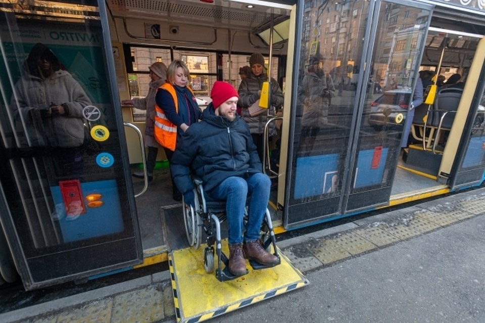     На собрании решили обязательно учитывать позиции представителей ВОИ при проектировании дорог, школ, детских садов, скверов и парков Михаил ФРОЛОВ