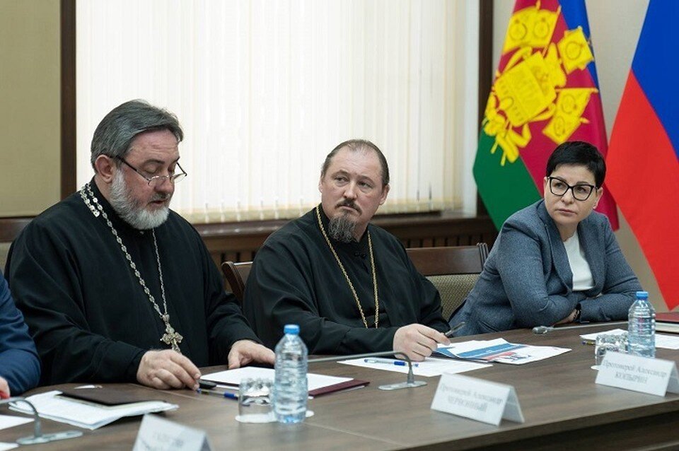     На курорте продолжают работу отделения социально-реабилитационного центра для несовершеннолетних.