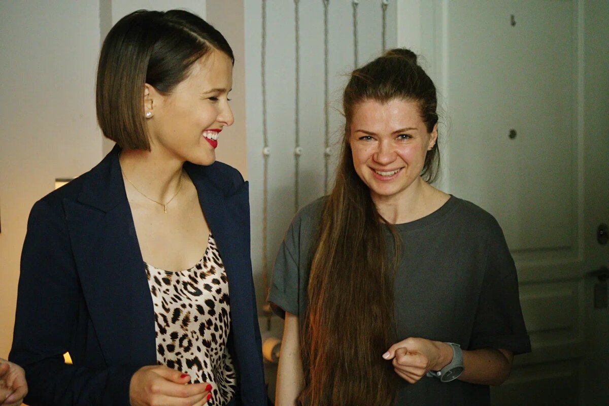 Исполнительница главной роли Любовь Аксенова и режиссер и автор сценария Мария Шульгина на съемочной площадке сериала 