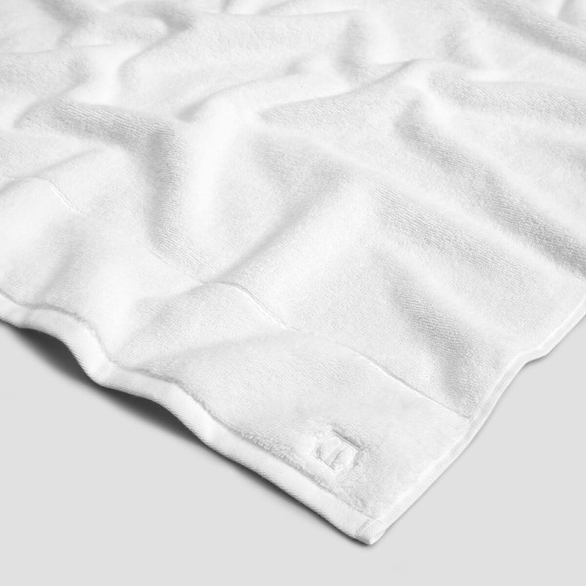 Махровое полотенце «Милинас» из 100%-го хлопка идеально для ванной комнаты. Хлопковый текстиль экологичен, легко впитывает воду и быстро высыхает. В коллекции «Милинас» есть изделия нескольких размеров: для рук, для лица, для тела. Поклонники бани и сауны найдут здесь большие полотенца, чтобы с комфортом наслаждаться любимым досугом